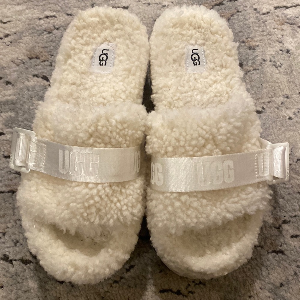 Cozy platform ugg flufitta slippers! Barely worn